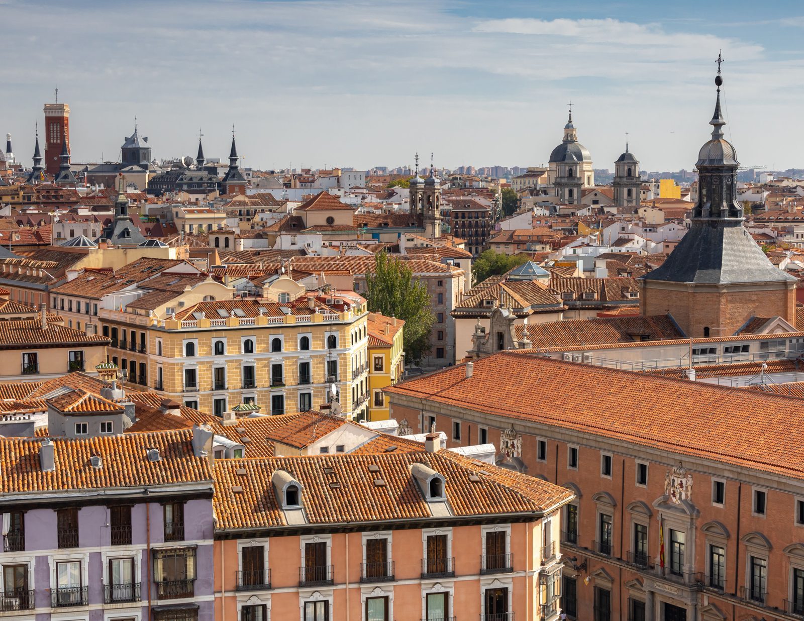 Vista panorámica de tejados y cúpulas del centro histórico de Madrid